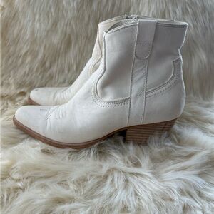 Dolce Vita Silma Ivory Ankle Boots Size 8